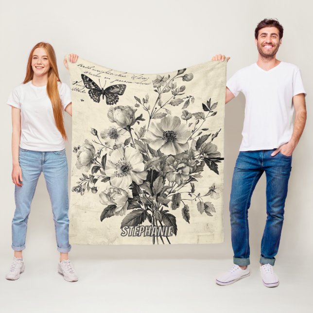 Antik blomsterarrangemang - Monokrom fjäril Fleecefilt (På plats)
