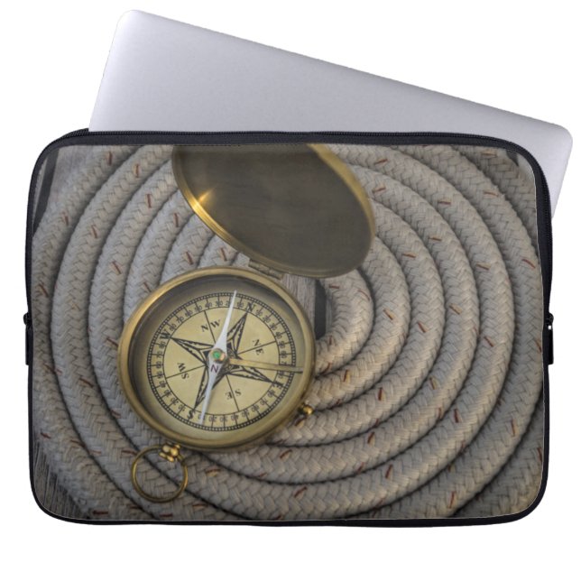 Antik kompass på segelbåtdäck laptop sleeve (Framsidan)