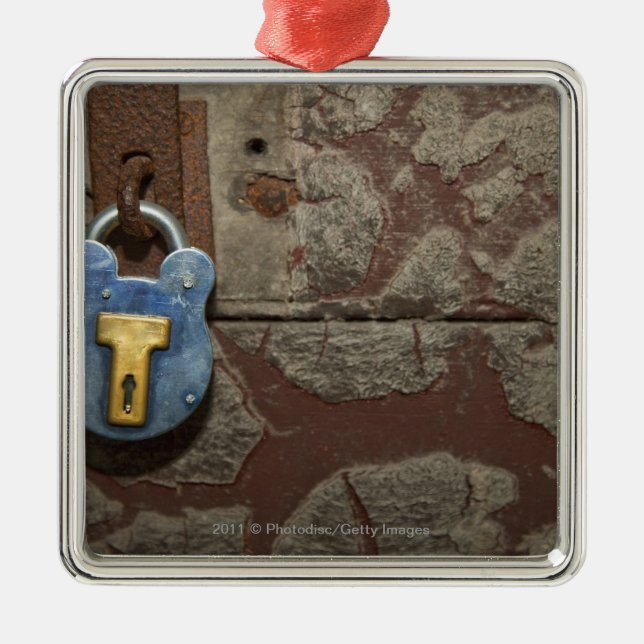 Antik metall låser på stenväggen julgransprydnad metall (Framsidan)