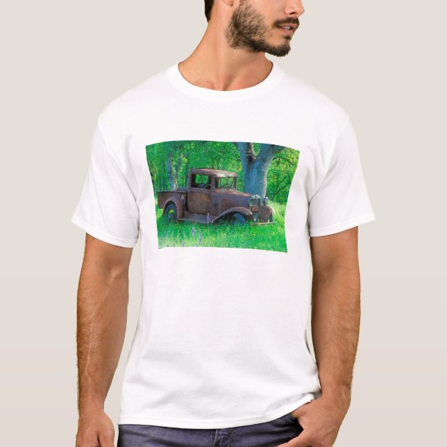 Antik rostad lastbil i en äng tröja (Framsida)