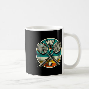Antika badmintonracketar fjäderboll korsade racket kaffemugg