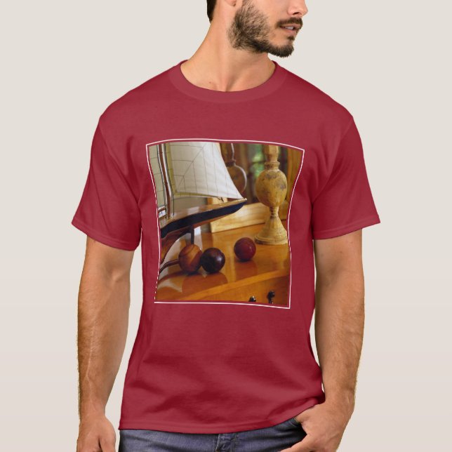 Antika baseball på ett bord vid en t-shirt (Framsida)