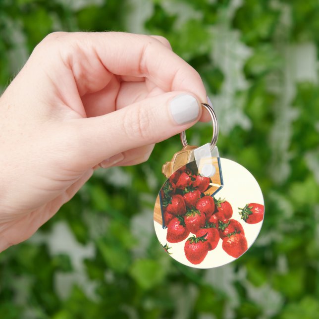 Antika jordgubbar i korg, mat frukt bär nyckelring (Hand)