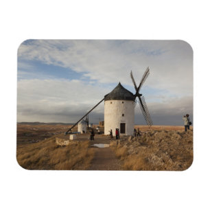 Antika La Mancha-vindkraftverk, med besökare Magnet