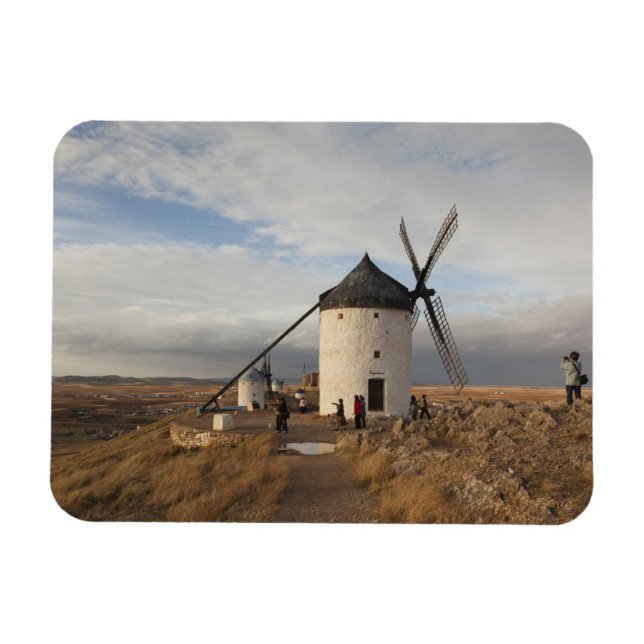 Antika La Mancha-vindkraftverk, med besökare Magnet (Horisontell)