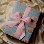 Antikettera Vintage Ro Toile Bows Presentpapper<br><div class="desc">Skicka ett sött meddelande med den vackra vintagen stil. Antikettering på en blå bakgrund sätter rosa ros-buketten på en gammaldags snöre doft. Rosa- och vittobladet är färdigt i mönster.</div>
