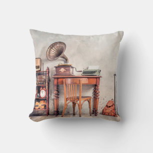 Antikstol, gammal skrivmaskin, radiokanal, gramop kudde