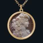 ANTIQUE CAMEO, DAM MED DRUVOR OCH GRAPEVINER GULDPLÄTERAT HALSBAND<br><div class="desc">Yvel av typen cammeo jewel med en vacker kvinnoprofil med långa hår,  med ornamerade druvor och grapeviner för vinodlingskörd</div>