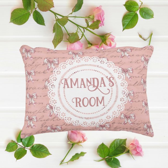 Antique Lettering Snöre Doilies Personlig Prydnadskudde (Skapare uppladdad)