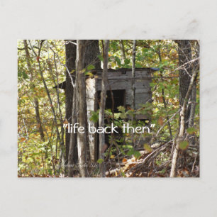 antique Outhouse i skogen- anpassa Vykort