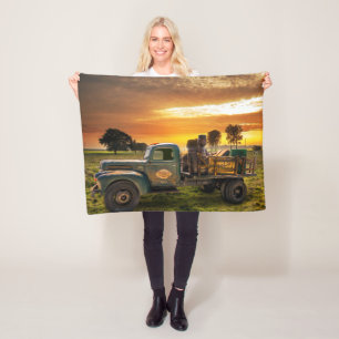 Antique Pickup in Countryside Fleecefilt