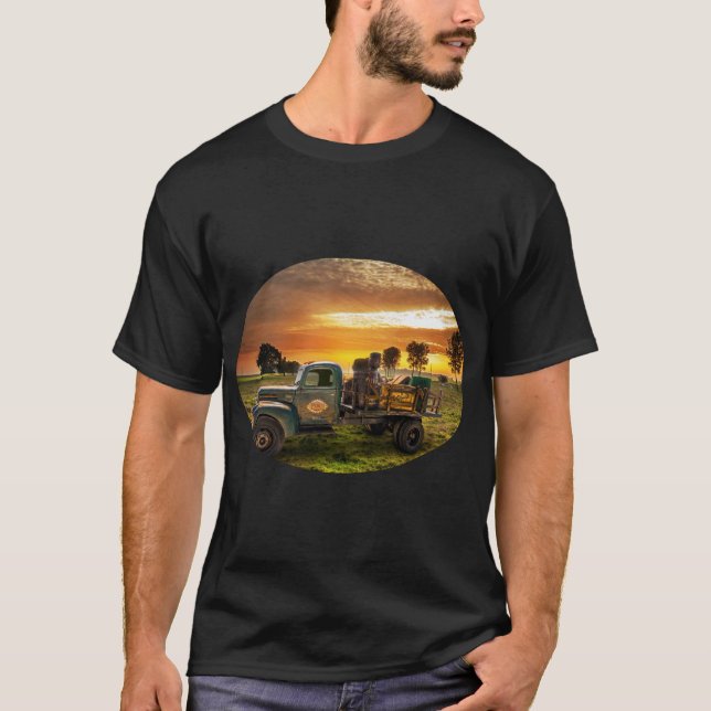 Antique Pickup in Countryside T Shirt (Framsida)