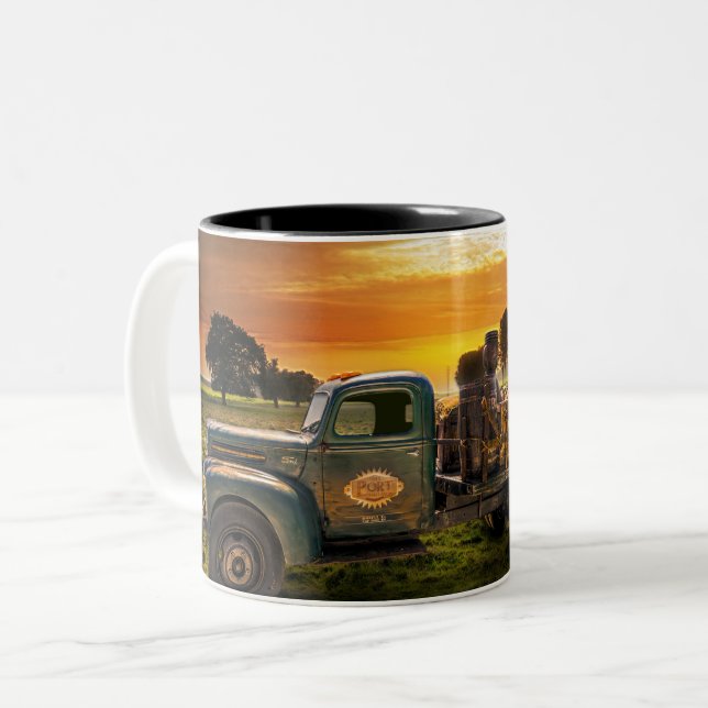 Antique Pickup in Countryside Två-Tonad Mugg (Framsida vänster)
