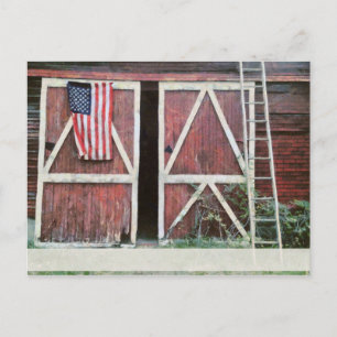 Antique Red Barn Doors with a Flagga and Old Ladde Vykort