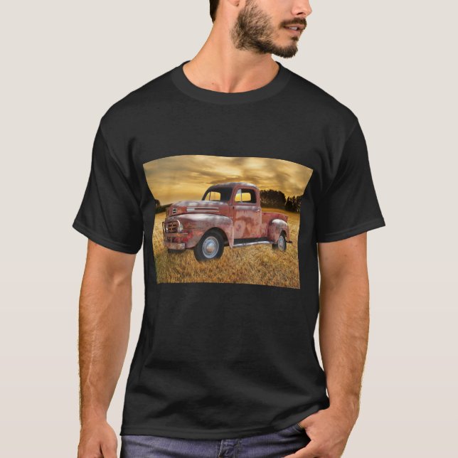 Antique Red Lastbil Farm Fält T Shirt (Framsida)