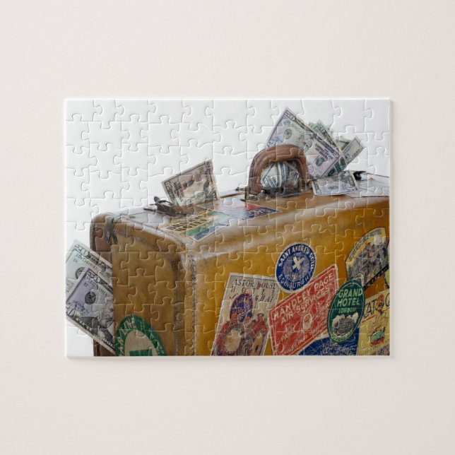 Antique suitcase with protrating money pussel (Horisontell)