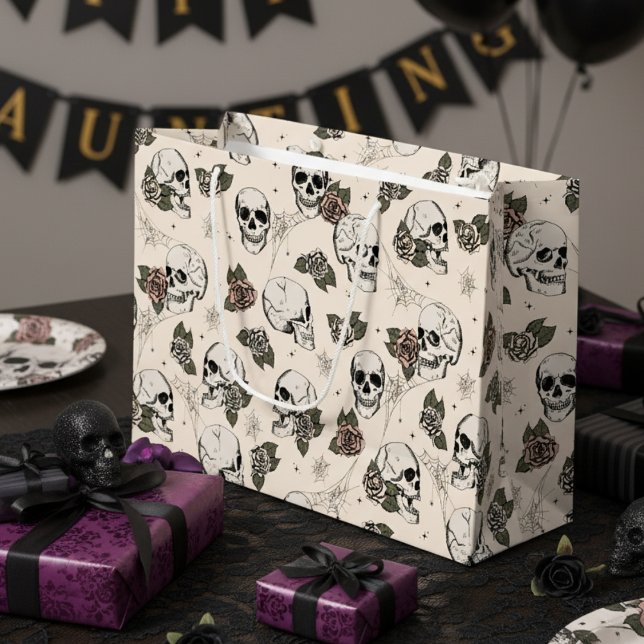 Antique White Gothic Döskallars och Ro Halloween (Cream Gothic Floral Skull Gift Bags. Vintage Hand Drawn Skulls Roses in Black. Halloween or Birthday)
