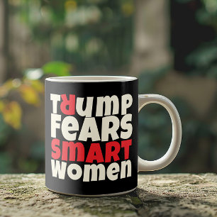 Antitrumpens feministiska protestslogan röd svart kaffemugg