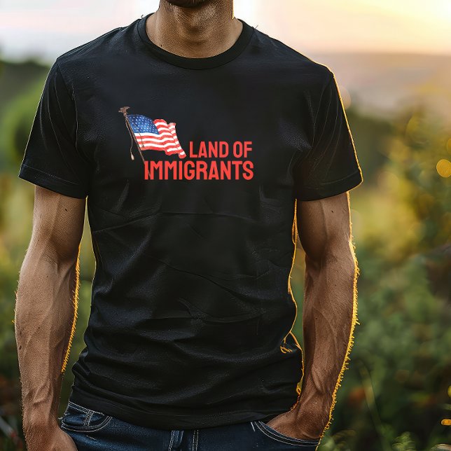 Antitrumpsammanslagningsprotest flagga T-Shirt (This T-shirt fearlessly confronts Donald Trump's immigration policies. )