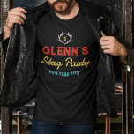 Antlers Retro Färg Namn Stag Party Monogram T Shirt<br><div class="desc">Monogrammade svarta bachelor-party t-shirt för killarna som firade sin bästföreställning i går kväll som en oböjd man. Antlers ramlade sitt första med sitt namn under,  tillfälle,  och plats och år i färg och typsnitt. Dress i matchning av t-shirts vid party personlig vid kusten med namn,  år och plats.</div>