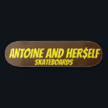ANTOINE OCH HER$ELF MINI SKATEBOARD BRÄDA 18,5 CM<br><div class="desc">ANTOINE OCH HER$ELF</div>