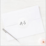 Antonia Black and White Elegant bröllop Runt Klistermärke<br><div class="desc">Elegant bröllop-klistermärken som har en enkel design med ditt monogram i ett skript-teckensnitt.</div>