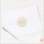 Antonia Earthy Neutralt Elegant bröllop Runt Klistermärke<br><div class="desc">Elegant bröllop-klistermärken som har en enkel design med ditt monogram i ett skript-teckensnitt.</div>