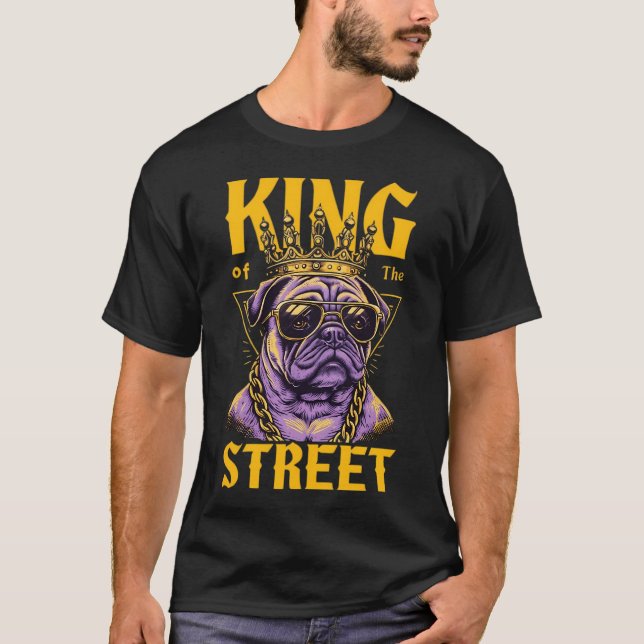 Antropomorfisk Mops som Bär en Krona och Solglasög T Shirt (Framsida)