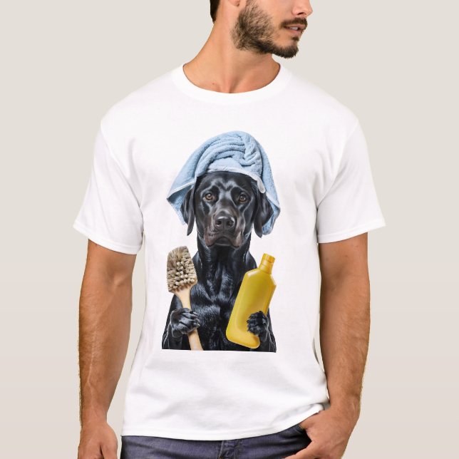 Antropomorphic Black Labrador Wearing Towel Holdi T Shirt (Framsida)