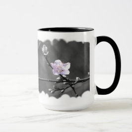 Antyda av den rosa körsbärsröda blommar mugg