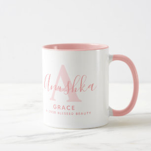 Anushka namn betyder och A monogram mjuk rosa Mugg