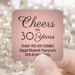 ANY Birthday Cheers Black och Ro Guld Faux Foil Fyrkantigt Klistermärke<br><div class="desc">Tillsätt en personlig som avslutar beröring till födelsedagsfest tackkort eller gynnar med anpassningsbar svart och rosa fyrkantiga klistermärken/kuvertförseglingar. All text är enkel att anpassa eller ta bort. Den här mallen har skapats för en 30års födelsedag för henne, men kan lätt ändras till ett annat år eller evenemang, till exempel en...</div>