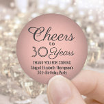 ANY Birthday Cheers Black och Ro Guld Faux Foil Runt Klistermärke<br><div class="desc">Tillsätt en personlig som avslutar beröring till födelsedagsfest tackkort eller gynnar med anpassningsbarnas rosa och svart rundklistermärken/förseglingar. All text är enkel att anpassa eller ta bort. Den här mallen har skapats för en 30års födelsedag för henne, men kan lätt ändras till ett annat år eller evenemang, till exempel en årsdag....</div>