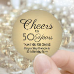 ANY Birthday Cheers Elegant Black & Guld Faux Foil Runt Klistermärke<br><div class="desc">Tillsätt en personlig som avslutar beröring till födelsedagsfest tackkort eller gynnar med anpassningsbar svart och guld rund klistermärke/kuvertförseglingar. All text är enkel att anpassa eller ta bort. Den här mallen har skapats för en 50-årsdag, men kan enkelt ändras till ett annat år eller en annan händelse, t.ex. en årsdag. Utformningen...</div>