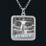 *~* AP42 FAMILY Photo Bild Glitter Silver Silverpläterat Halsband<br><div class="desc">SQUARE NECKLACE - GLITTER och White Block Brev (sök-ID AP42 för liknande utformningar på olika produkter) * Energetiskt utökade minnesminnesminnesminnesminnesminnesfamiljen Keepsakyns. Ladda upp familjen bild. Höger: "FAMILY" Ett textområde är tillgängligt. Anpassa teckensnittet färg, teckensnittet storlekt faktiskt för teckensnittet och textens placering. — Eftersom en professionell sedan 2001 avstånd energitillverkaren i...</div>
