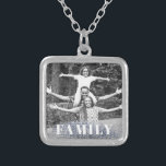 *~* AP42 FAMILY Photo Bild Glitter Silver Silverpläterat Halsband<br><div class="desc">SQUARE NECKLACE - GLITTER och White Block Brev (sök-ID AP42 för liknande utformningar på olika produkter) * Energetiskt utökade minnesminnesminnesminnesminnesminnesfamiljen Keepsakyns. Ladda upp familjen bild. Höger: "FAMILY" Ett textområde är tillgängligt. Anpassa teckensnittet färg, teckensnittet storlekt faktiskt för teckensnittet och textens placering. — Eftersom en professionell sedan 2001 avstånd energitillverkaren i...</div>