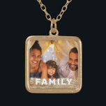 *~* AP42 FAMILY Photo Bild Guld Glitter Guldpläterat Halsband<br><div class="desc">SQUARE GULD NECKLACE - GLITTER och White Block Brev (sök-ID AP42 för liknande utformningar på olika produkter) * Energetiskt utökad minnesminnesminnesminnesfamilj Keepsakéer. Ladda upp familjen bild. Höger: "FAMILY" Ett textområde är tillgängligt. Anpassa teckensnittet färg, teckensnittet storlekt faktiskt för teckensnittet och textens placering. Ta bort texten om du vill. — Eftersom...</div>