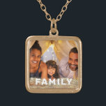 *~* AP42 FAMILY Photo Bild Guld Glitter Guldpläterat Halsband<br><div class="desc">SQUARE GULD NECKLACE - GLITTER och White Block Brev (sök-ID AP42 för liknande utformningar på olika produkter) * Energetiskt utökad minnesminnesminnesminnesfamilj Keepsakéer. Ladda upp familjen bild. Höger: "FAMILY" Ett textområde är tillgängligt. Anpassa teckensnittet färg, teckensnittet storlekt faktiskt för teckensnittet och textens placering. Ta bort texten om du vill. — Eftersom...</div>