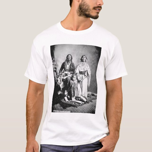 Apache högsta Antonio Maria med hans familj, 1897 T Shirt (Framsida)