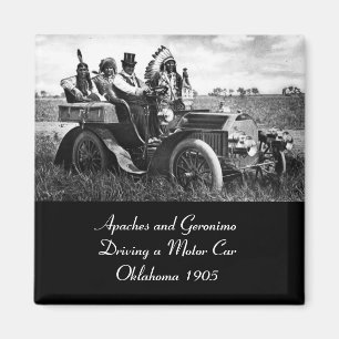 APACHES OCH GERONIMO SOM KÖR EN MOTORISK BIL MAGNET