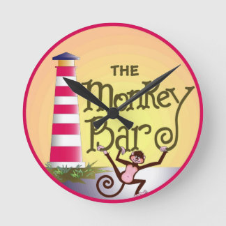 Apapuben tar tid på rund klocka