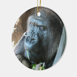 Ape huva ~ Japansk Gorilla Eating Julgransprydnad Keramik