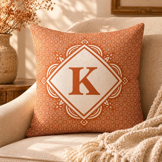 Apelsin Mandala Monogrammerad Kuddslang Kudde (Orange Mandala Throw Pillow)