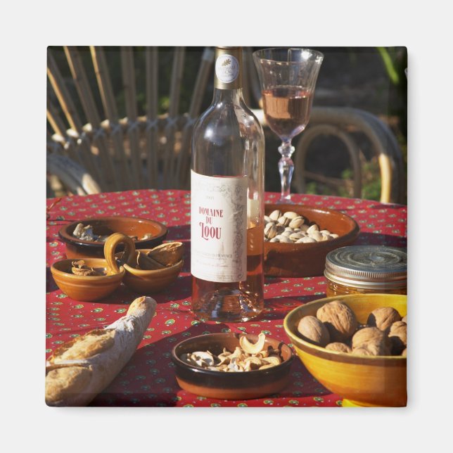 Aperitif och aptisatorer som beretts: bröd, oliver magnet (Framsidan)