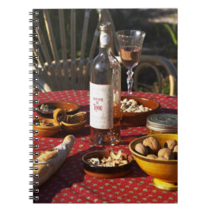Aperitif och aptitretare förberedda: bröd, oliver, anteckningsbok med spiral