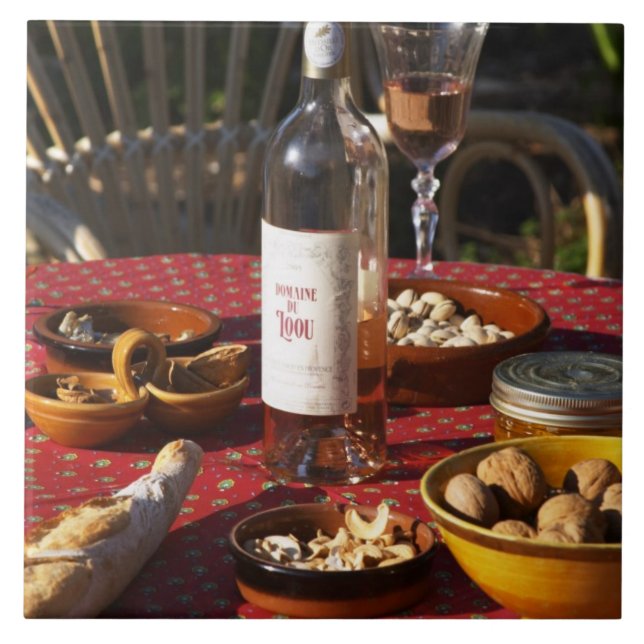 Aperitif och aptitretare förberedda: bröd, oliver, kakelplatta (Framsidan)