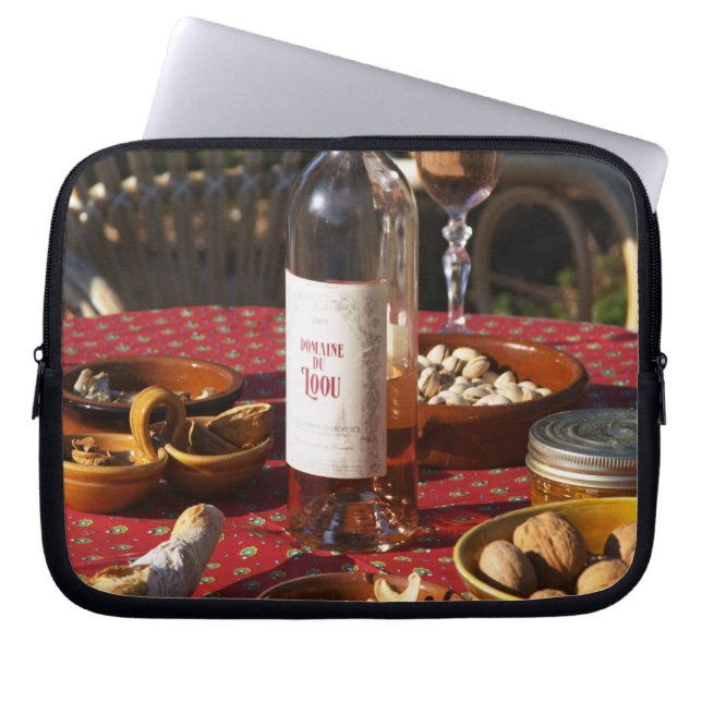 Aperitif och aptitretare förberedda: bröd, oliver, laptop sleeve (Framsidan)