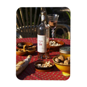 Aperitif och aptitretare förberedda: bröd, oliver, magnet