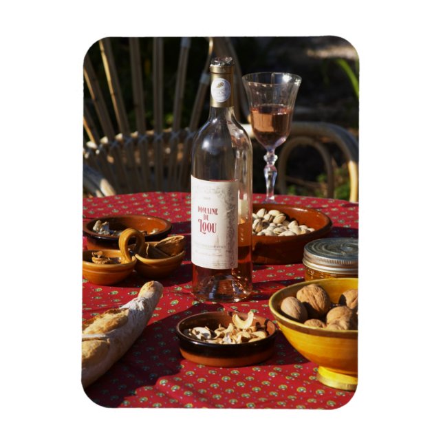 Aperitif och aptitretare förberedda: bröd, oliver, magnet (Vertikal)
