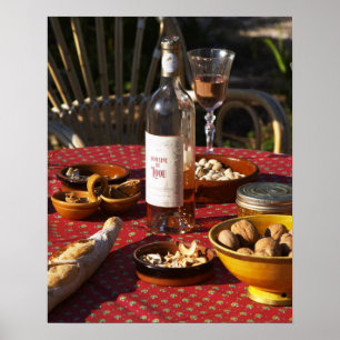 Aperitif och aptitretare förberedda: bröd, oliver, poster